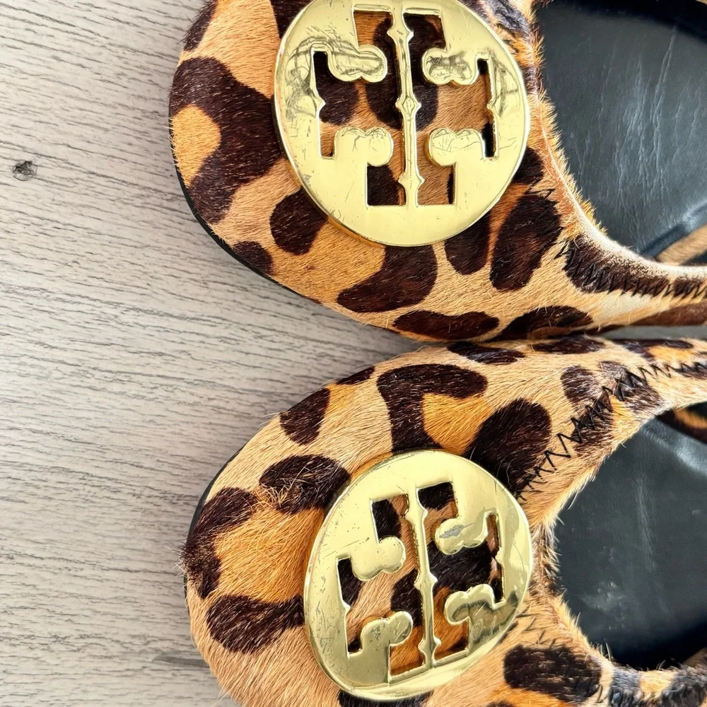 TORY BURCH Women’s Leopard Cuff Pony Hair Gold Logo REVA Ballet Flats Shoes 8.5 - Picture 2 of 10